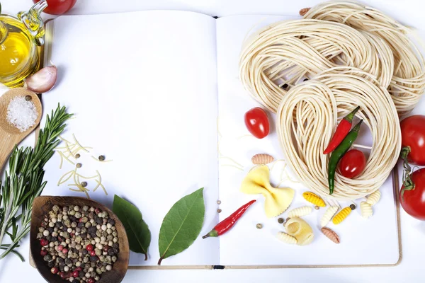 Zutaten für die Herstellung italienischer Pasta — Stockfoto