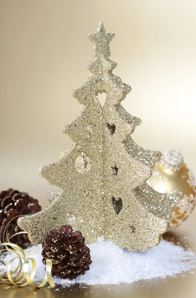 Arany karácsonyfa és kúpok — Stock Fotó