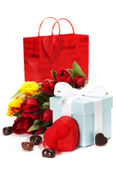 Confezioni regalo, cioccolato e fiori freschi — Foto Stock