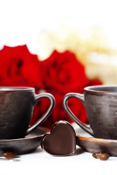 赤いバラとバレンタインの日のためのコーヒー — ストック写真