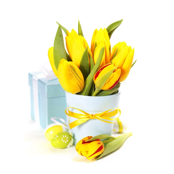 Весенние тюльпаны с пасхальными яйцами — стоковое фото