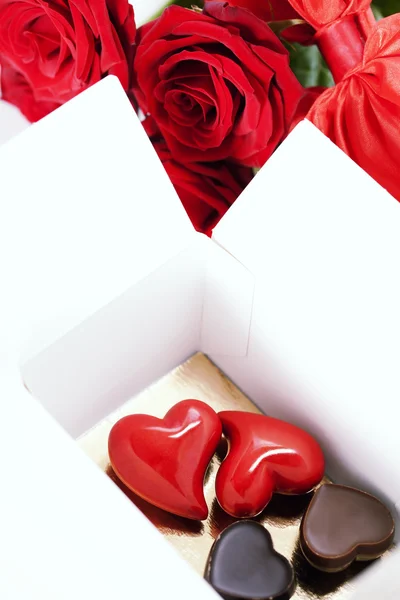 赤いバラとバレンタインの日に心 — ストック写真
