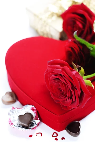 Rode rozen en harten voor Valentijnsdag — Stockfoto
