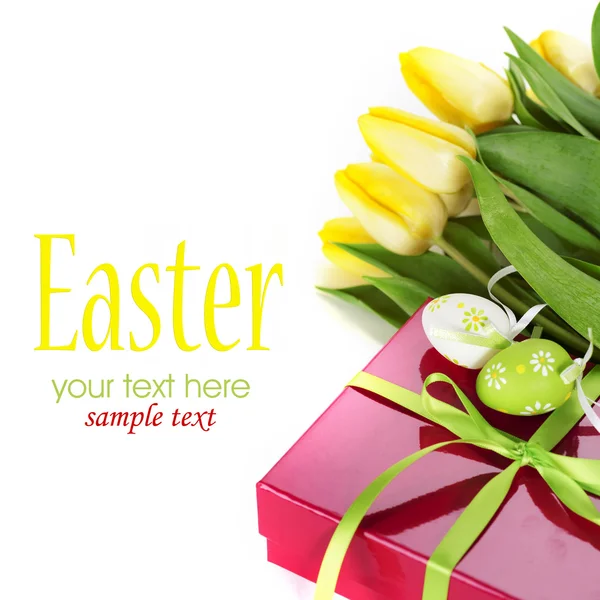 Пасхальные яйца с желтыми цветами тюльпана и подарочной коробкой — стоковое фото