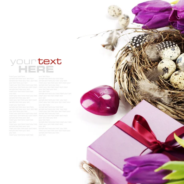 Ovos de Páscoa com flores de tulipa roxa e presentes — Fotografia de Stock