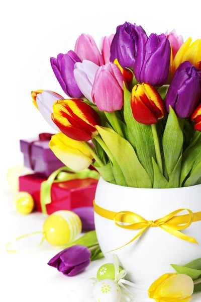 Tulipes de printemps aux œufs de Pâques — Photo