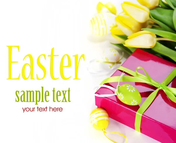 复活节彩蛋用黄色郁金香鲜花和礼品盒 — 图库照片