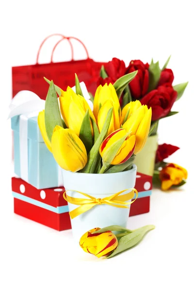 Ajándék dobozok és friss virágok — Stock Fotó