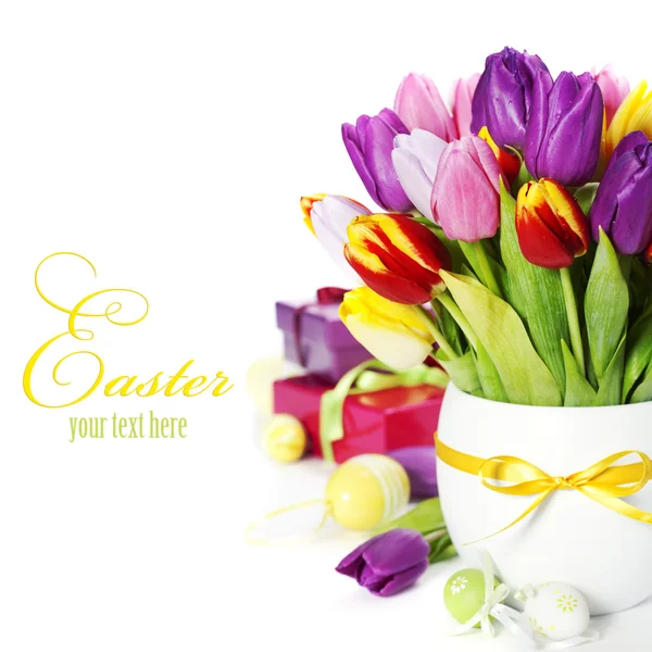 Tulipanes de primavera con huevos de Pascua — Foto de Stock