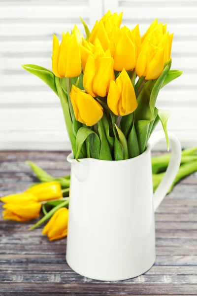Gule tulipaner i en vase – stockfoto