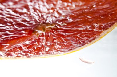 Kırmızı greyfurt dilim.