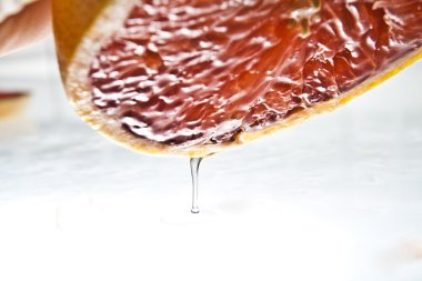 Kırmızı greyfurt dilim.