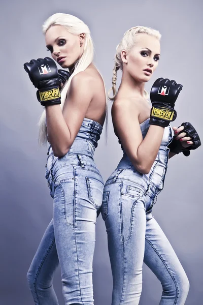 Två sexiga kvinnliga boxare — Stockfoto