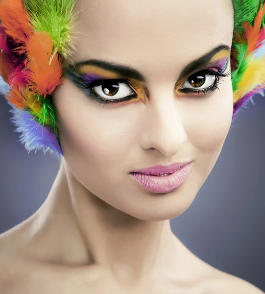 Bella giovane volto femminile con la moda brillante multicolore make-up & — Foto Stock
