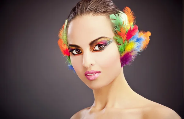 Hermosa cara femenina joven con maquillaje multicolor moda brillante & — Foto de Stock