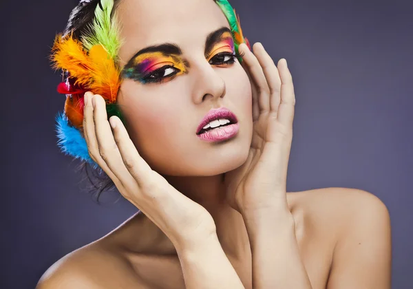 Belle jeune visage féminin avec une mode lumineuse multicolore maquillage & — Photo