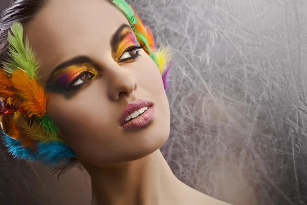 Belle jeune visage féminin avec une mode lumineuse multicolore maquillage & — Photo