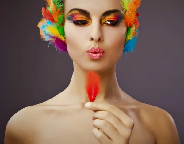 Bella giovane volto femminile con la moda brillante multicolore make-up & — Foto Stock