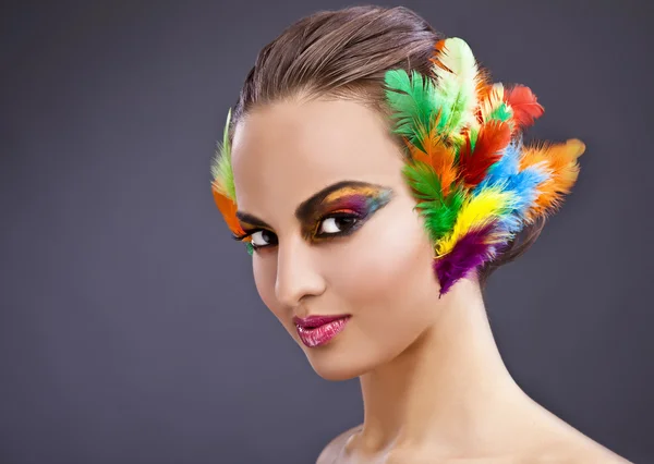 Hermosa cara femenina joven con maquillaje multicolor moda brillante & — Foto de Stock