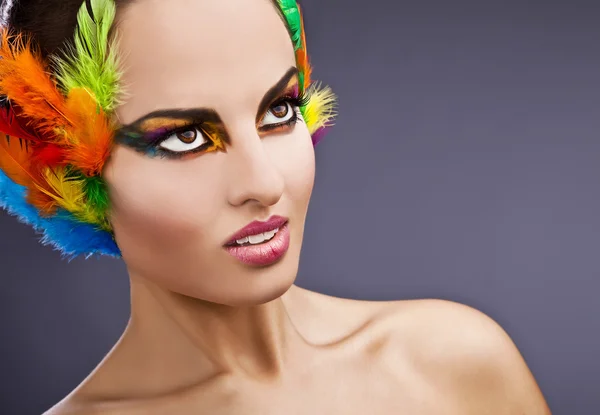 Schönes junges weibliches Gesicht mit heller Mode buntes Make-up & — Stockfoto