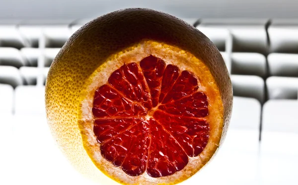 Red grapefruit slice. — Stock Photo, Image
