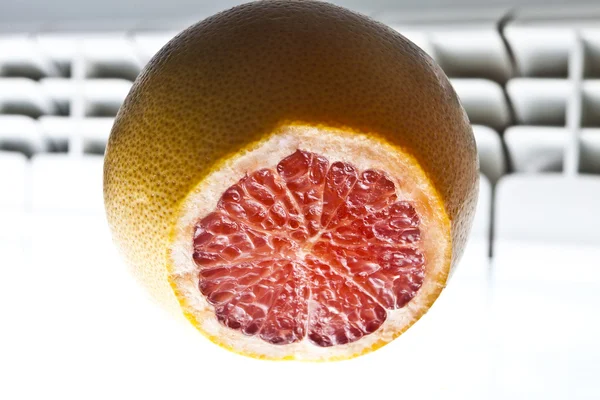 Red grapefruit slice. — Stock Photo, Image