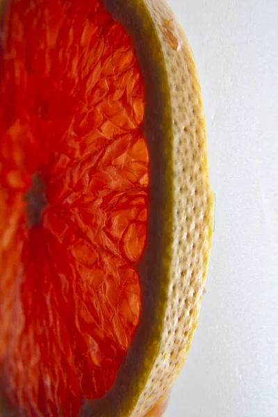 Красный грейпфрутовый кусок . — стоковое фото