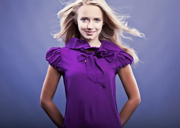 Модна блондинка посміхається на фіолетовій сукні . — стокове фото