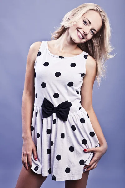 Studio mode foto av vacker ung kvinna i elegance klänning. — Stockfoto