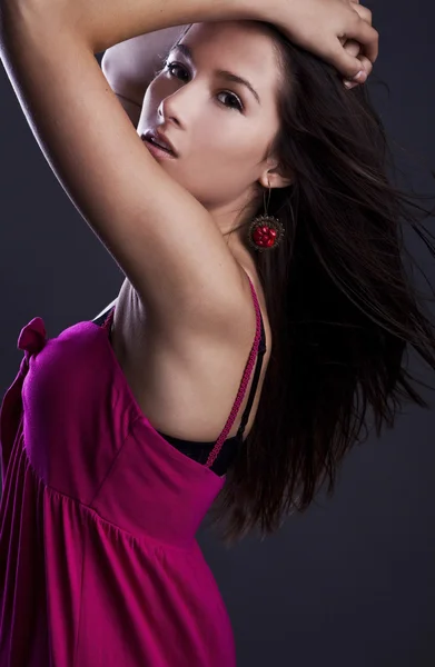 Jeune belle brune pose dans une robe à la mode. Studio photo . — Photo