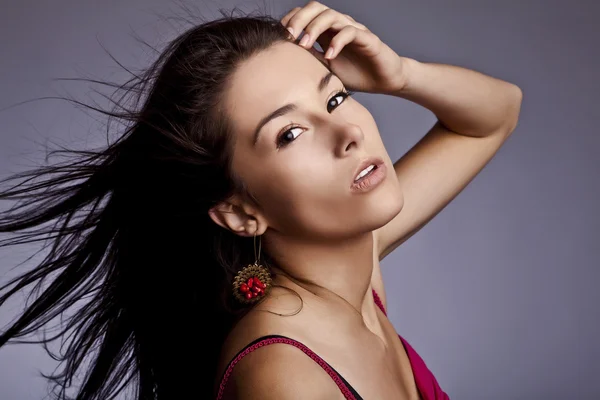 Young beautiful brunette pose in a fashionable dress. Studio photo. — Stock Photo, Image