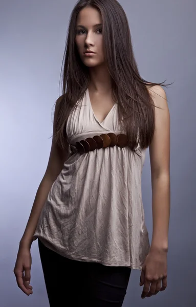 Jeune belle brune pose dans une robe à la mode. Studio photo . — Photo