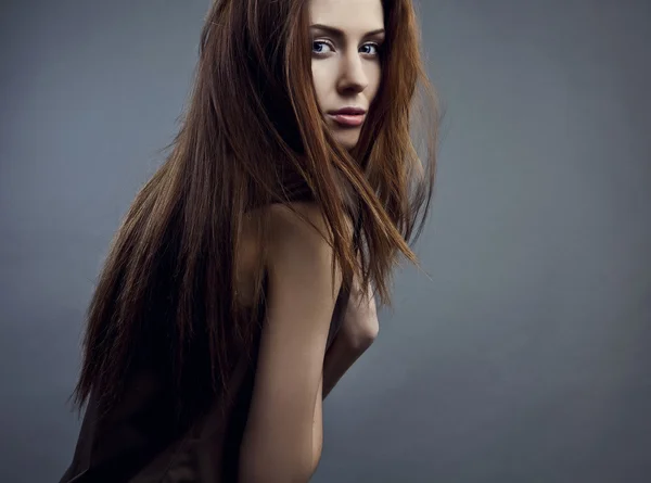 Porträtt av ung snygg tjej med perfekta rött hår — Stockfoto