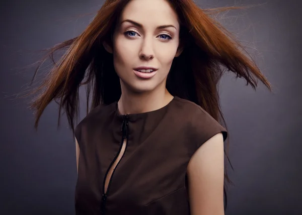 Ritratto di giovane ragazza alla moda con capelli rossi perfetti — Foto Stock