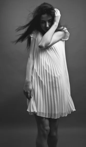 Sinnliches Mädchen posiert. Studioaufnahme auf grauem Hintergrund. — Stockfoto