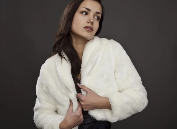 エレガントなファッショナブルな女性の毛皮のコート — ストック写真