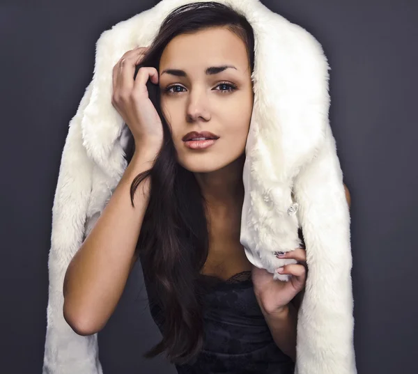 Κομψά μοντέρνα γυναίκα γούνας — Φωτογραφία Αρχείου