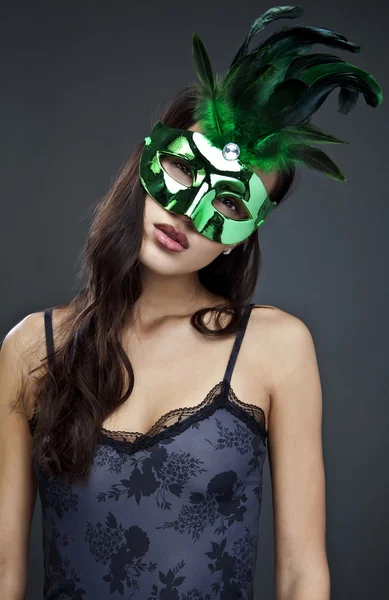 Крупним планом портрет сексуальної жінки в партійній масці . — стокове фото