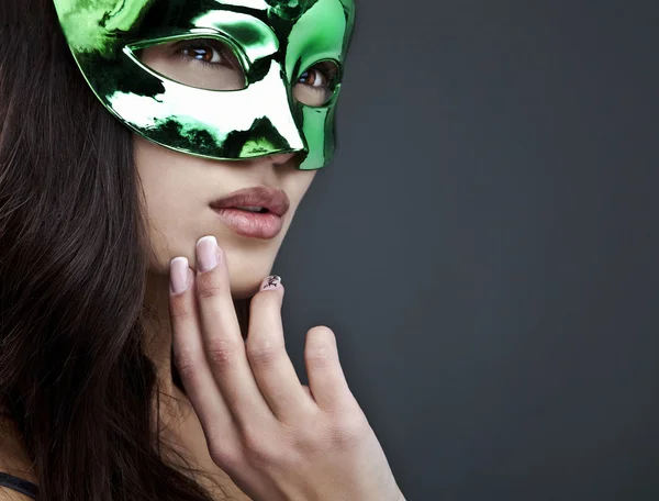 Nahaufnahme Porträt einer sexy Frau mit Party-Maske. — Stockfoto