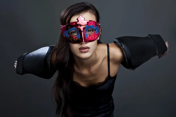 Close-up portret van sexy vrouw in partij masker. — Stockfoto