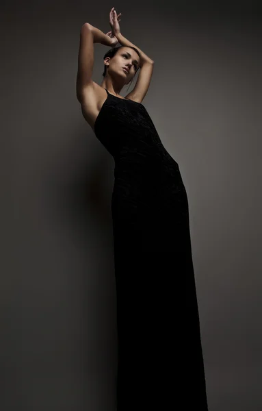 Красивая женщина в черном классическом платье — стоковое фото