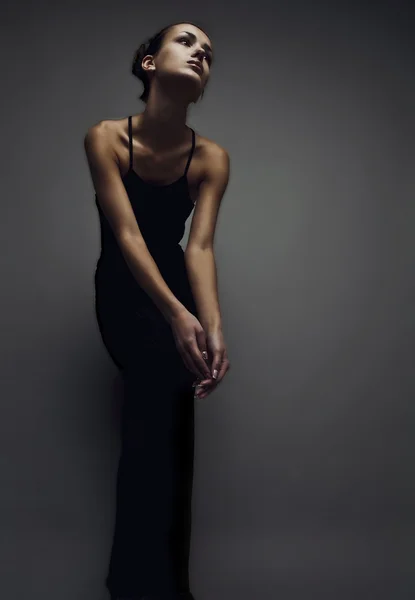 Mulher bonita em vestido clássico preto — Fotografia de Stock