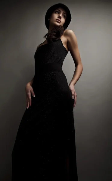 Krásná žena na černé klasické šaty — Stock fotografie