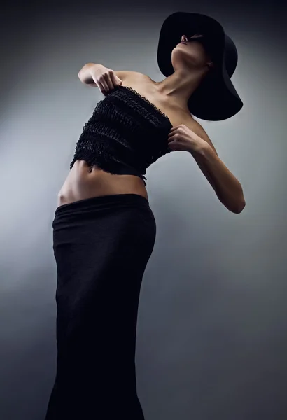 Bella donna su abito classico nero — Foto Stock