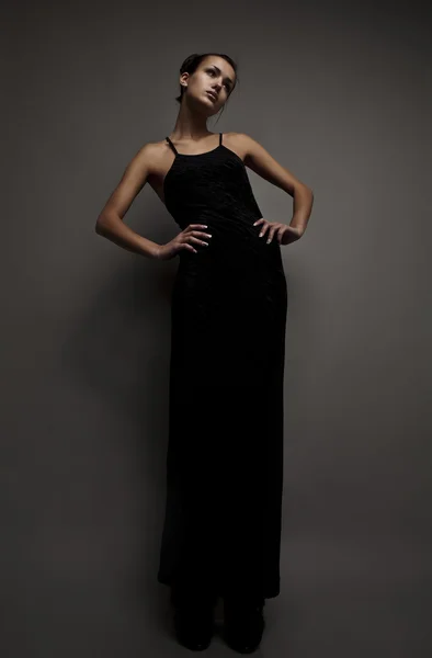 Προκλητικό brunette που θέτουν σε κλασσικό φόρεμα. φωτογραφία στούντιο. — Φωτογραφία Αρχείου