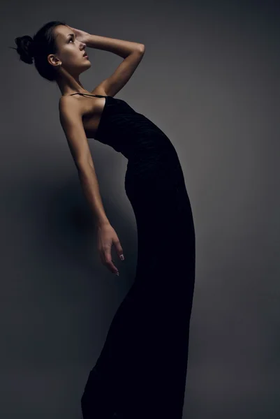 섹시 한 갈색 클래식 드레스에 포즈입니다. 스튜디오 사진. — 스톡 사진