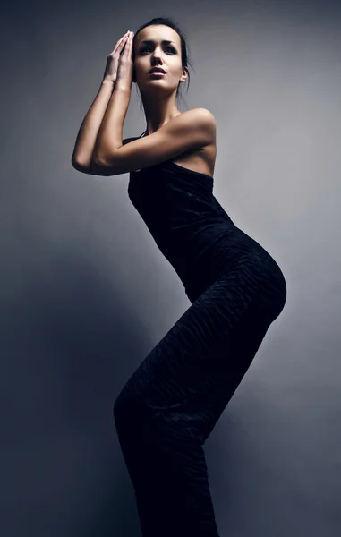 Bella donna su abito classico nero . — Foto Stock