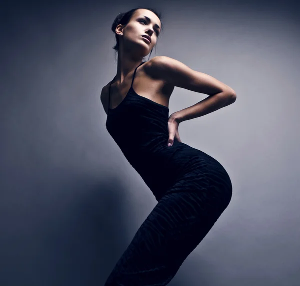 Mooie vrouw op klassieke zwarte jurk. — Stockfoto