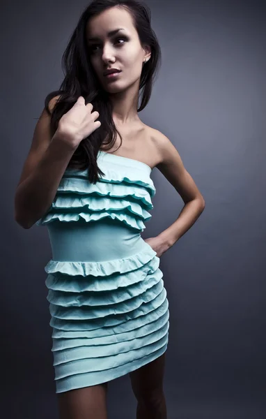 Sexy Brünette posiert im klassischen Kleid. — Stockfoto