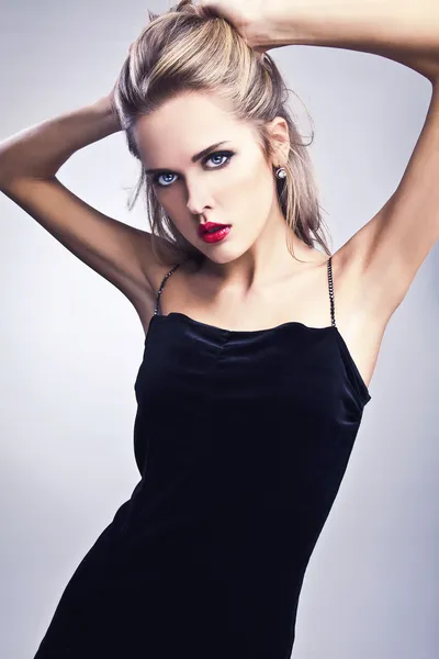 Perfetto giovane donna con labbra rosse . — Foto Stock